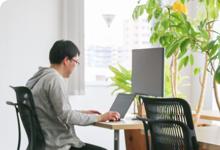 男性がフォレストエリアで業務に取り組んでいる様子