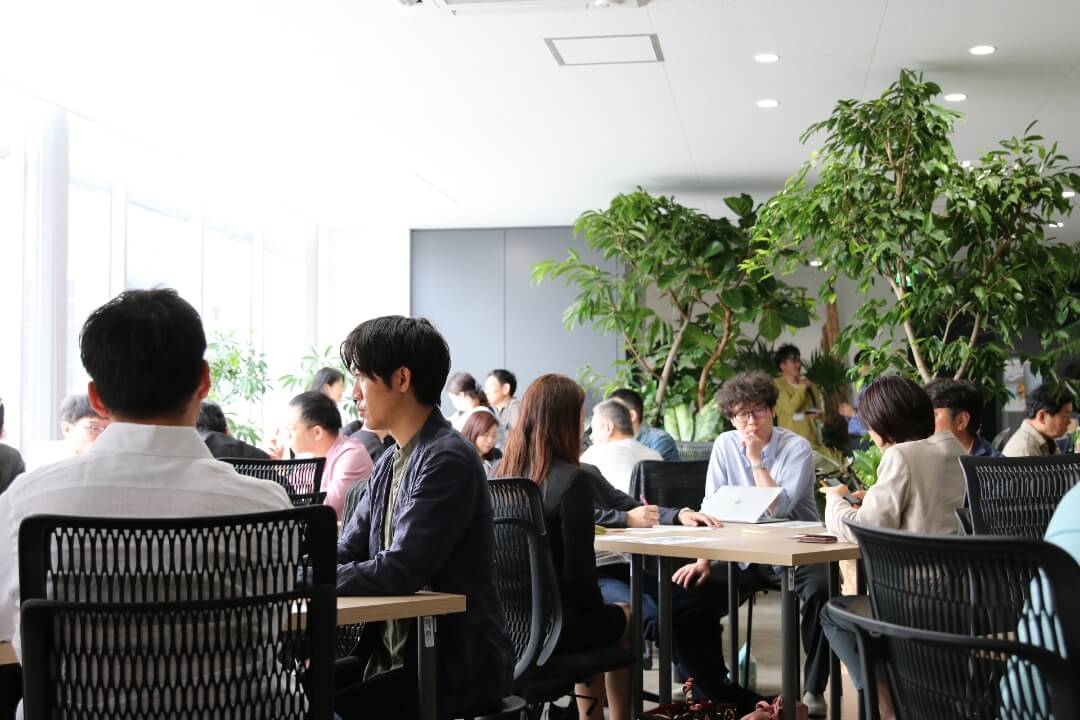 施設内で沢山の人がイベントで交流している様子