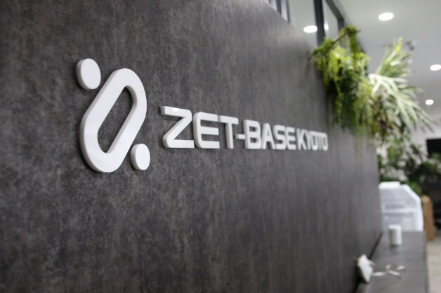 施設内のZET-BASEのロゴ写真