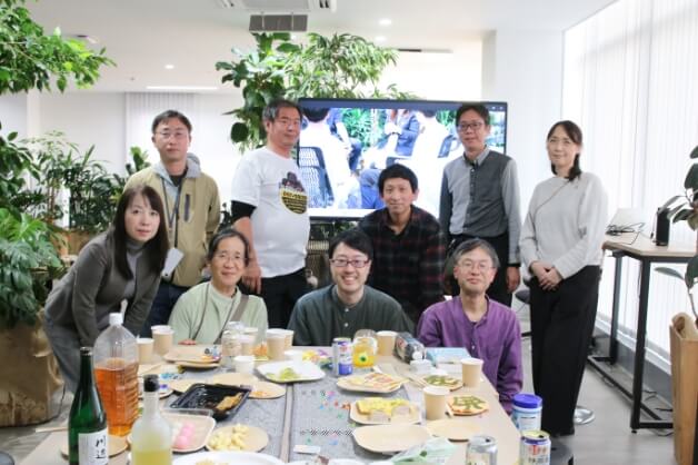 交流会での楽しそうな集合写真
