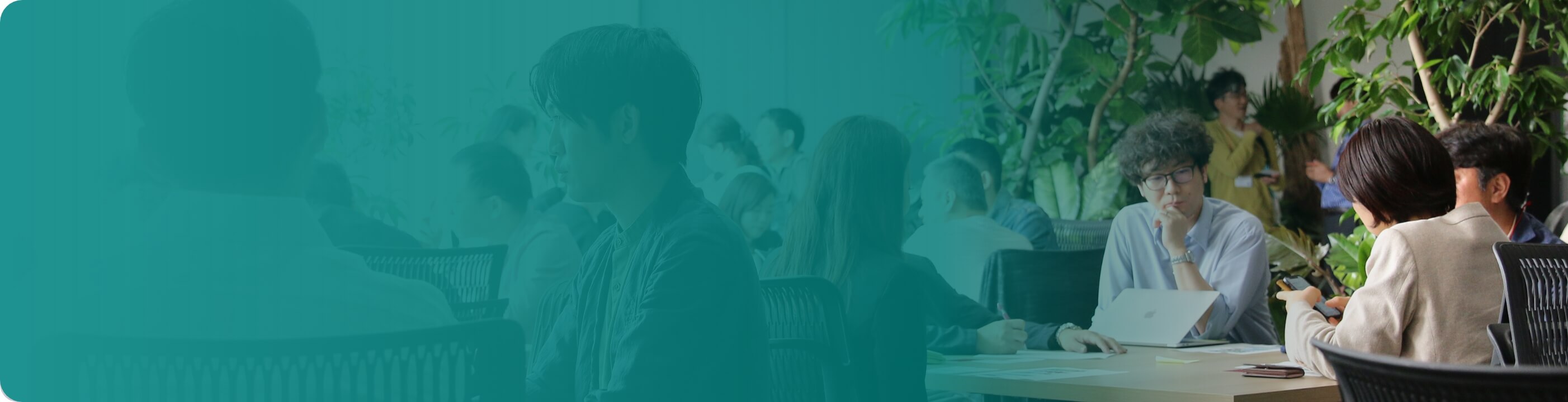 沢山の人が話し合っている様子