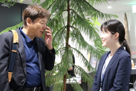 利用者と施設スタッフが和やかに話している様子